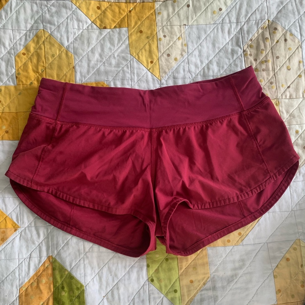 Lululemon low rise speed up 2.5” shorts
